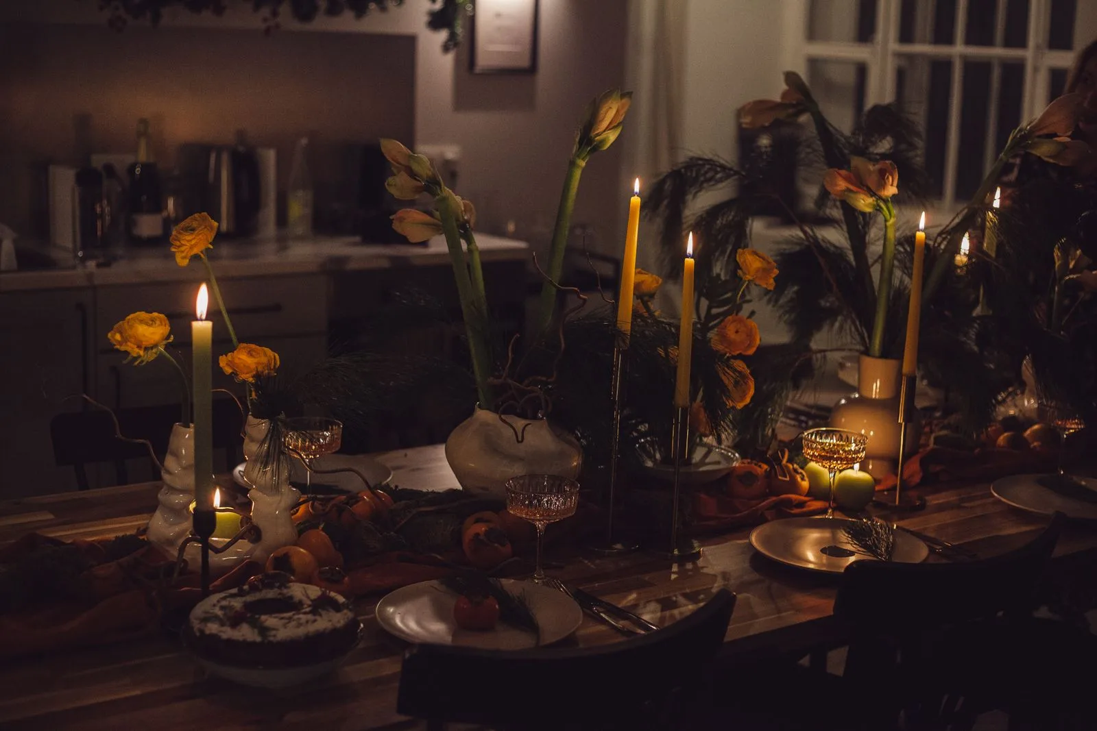 Romantik akşam yemeği için mum ışığında masa düzeni