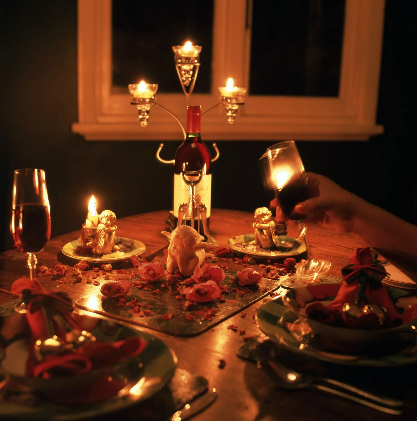 Şarap kadehli mum ışığında romantik masa